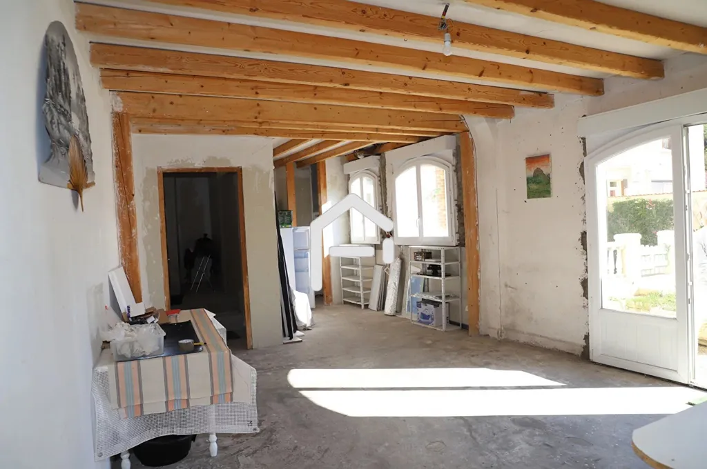Pièces - Ensemble Immobilier avec Grand Garage à Proximité du Centre