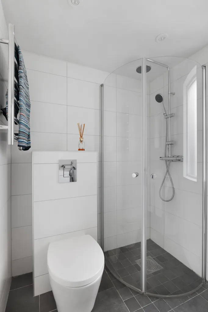 Salles de bain - Attic Flat with Balcony in Törnskogen
