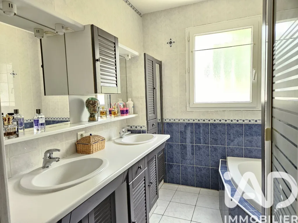 Salles de bain - Maison Familiale avec Piscine à Ars