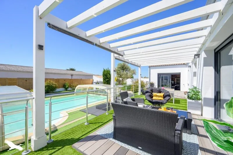 Bassein - Contemporary Bungalow with Pool in Suburb