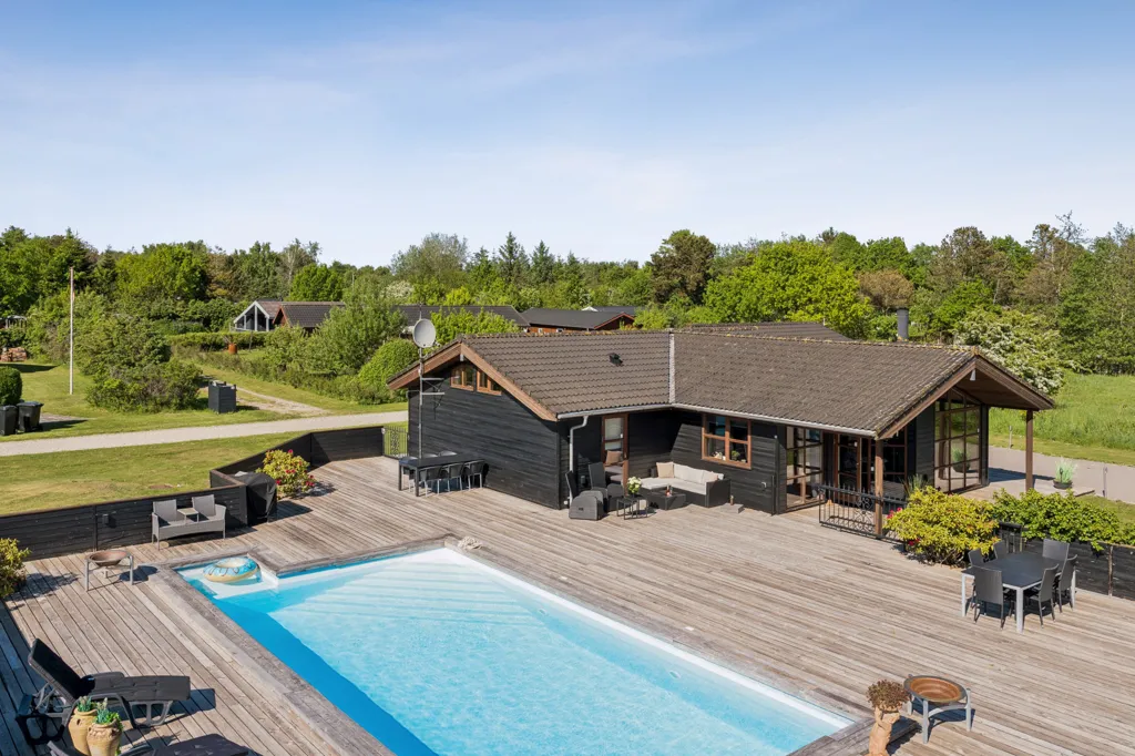 Õhuvaade - Vacation House with Pool near Hals
