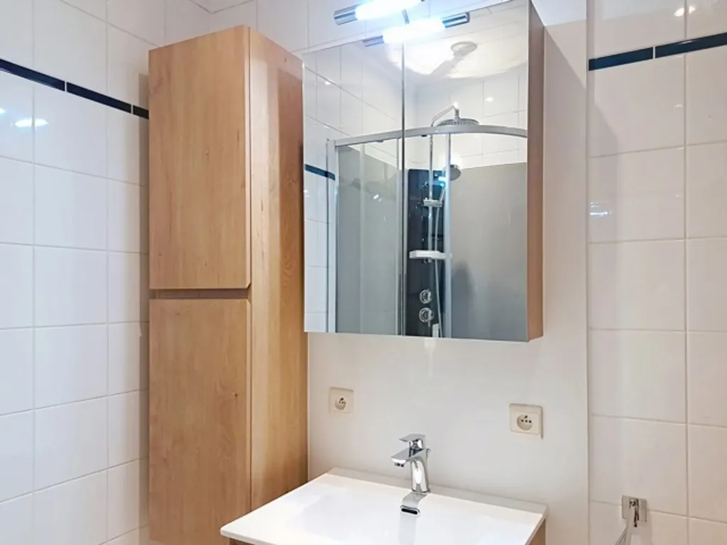 Salles de bain - Appartement rez-de-chaussée avec terrasse à Sterrebeek