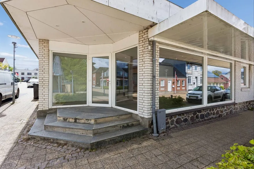 Välivaade - Mixed-Use Property with Garden in Ejstrupholm