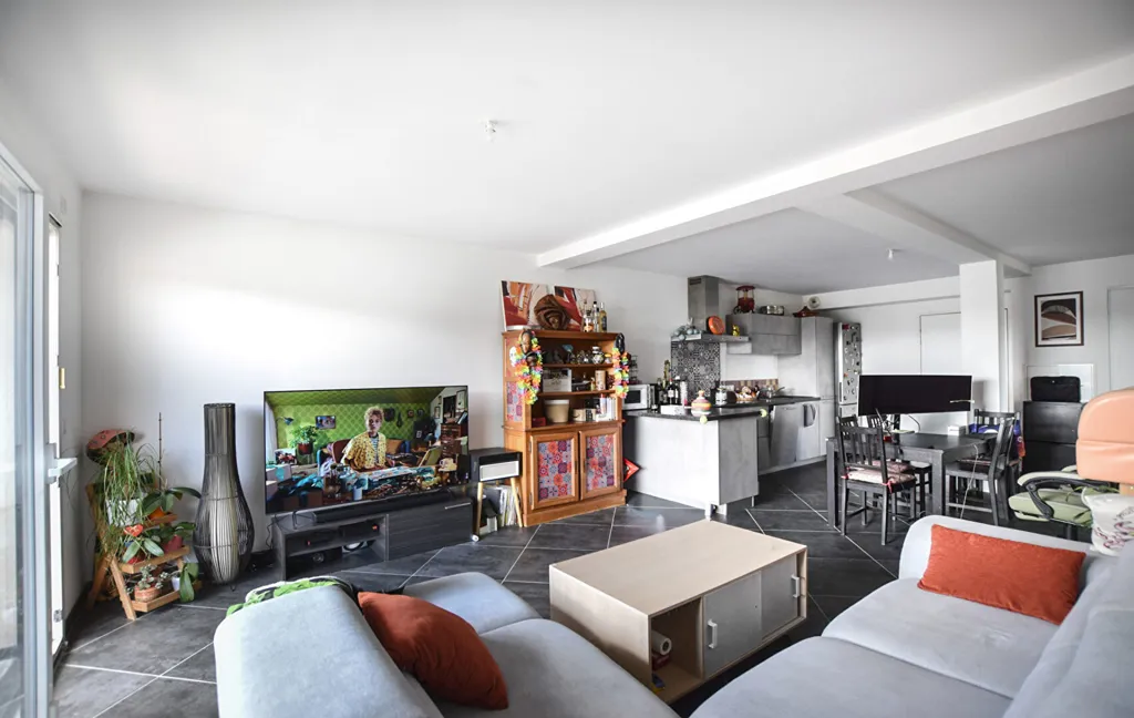 Elutuba - Recent Flat with Terrace in Dole Centre