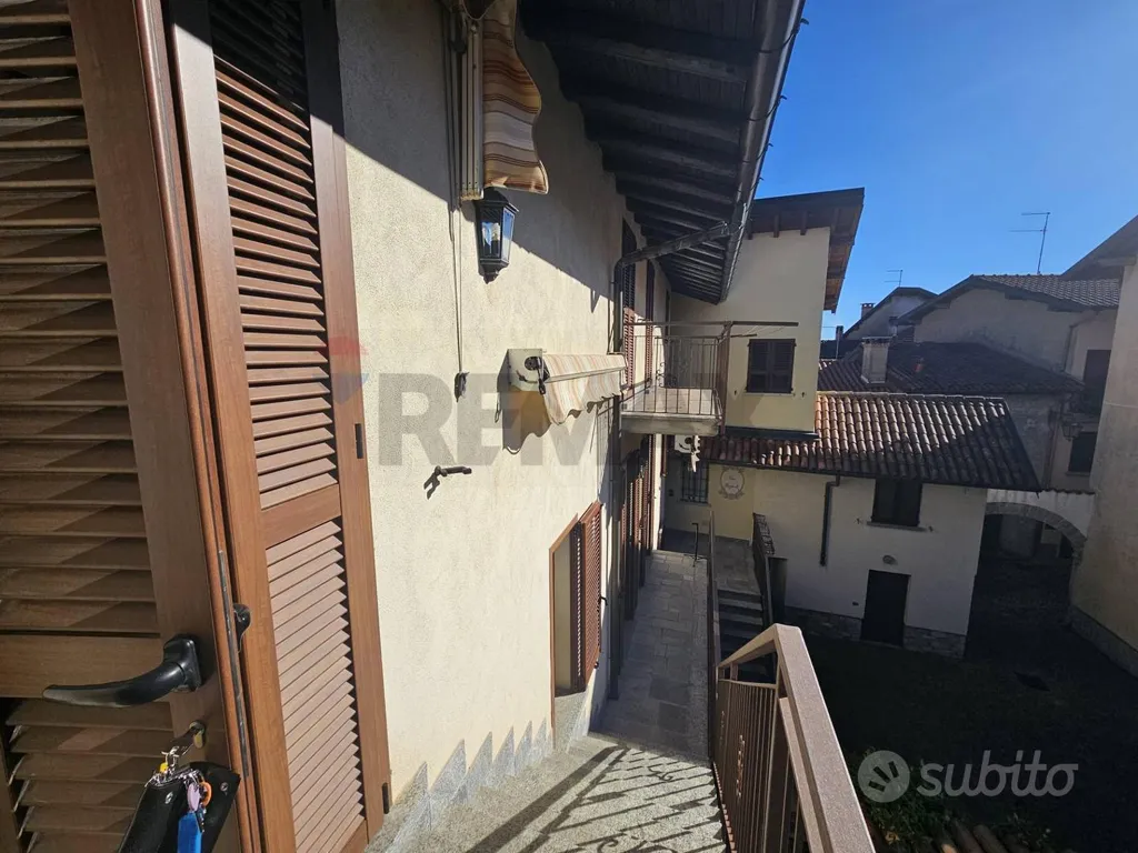 Aed - Panoramic Apartment in Comerio Courtyard