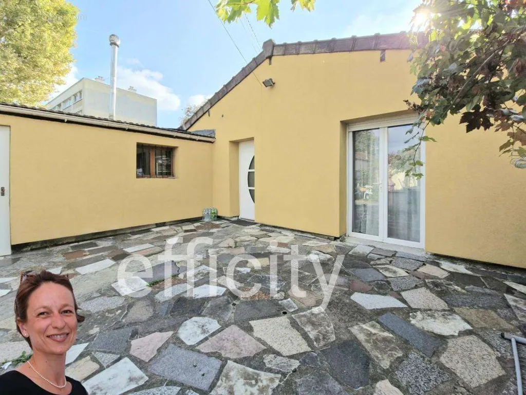 Aed - House with Terrace and Garden in Bondy
