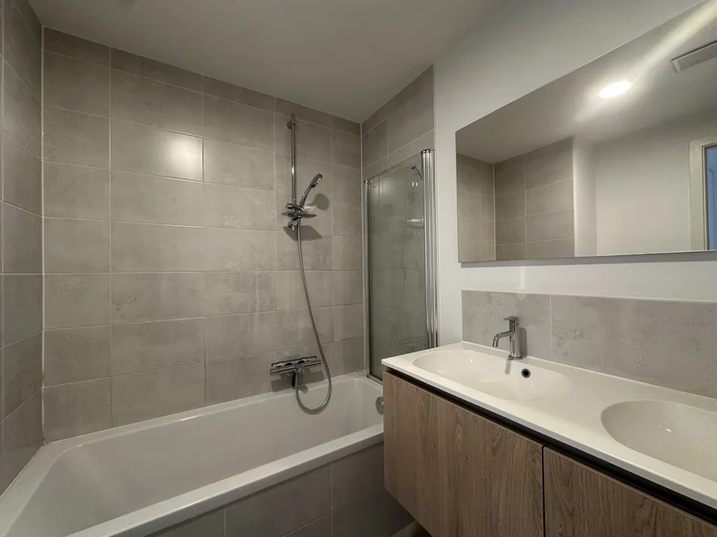 Salles de bain - Appartement avec Terrasse et Ascenseur à Anvers
