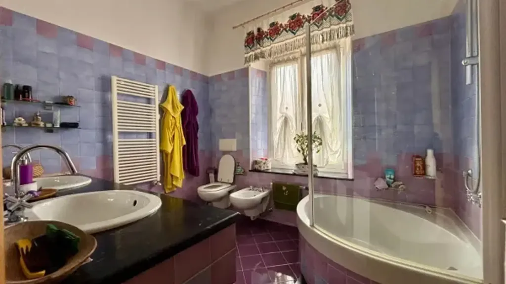 Bathrooms - Apartment with Balcony in Sestri Ponente