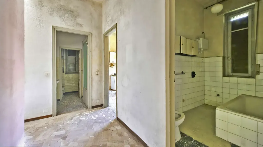 Salles de bain - Bifurcated Villa with Garden in Villa Guardia