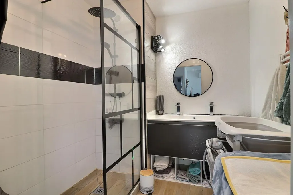 Salles de bain - Appartement avec Balcon et Parking à Proximité du Centre