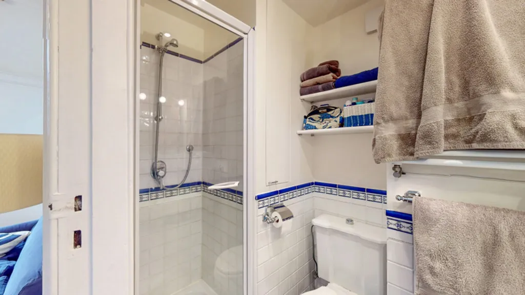 Bathrooms - Flat with Large Terrace near Ambiorix Square