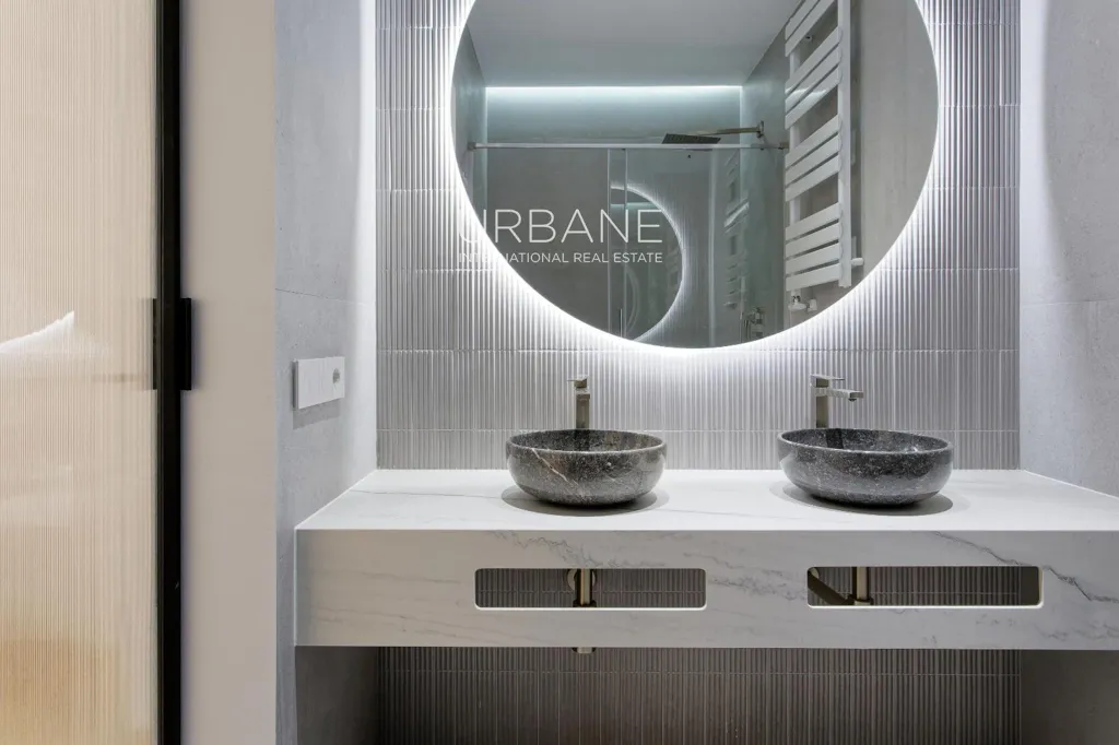 Bagni - Renovated Flat with Terraces in Eixample, Barcelona