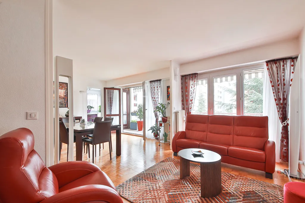 Soggiorno - Traversant Paris Flat with Balcony in 13ème