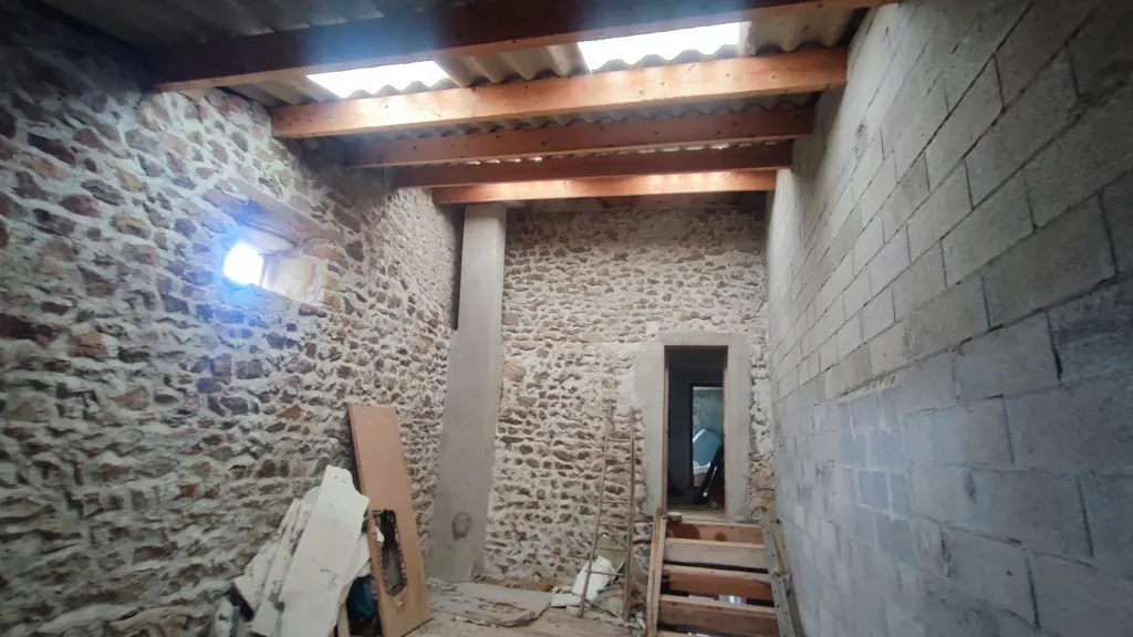 Rooms - Renovable Building with Courtyard in Champis