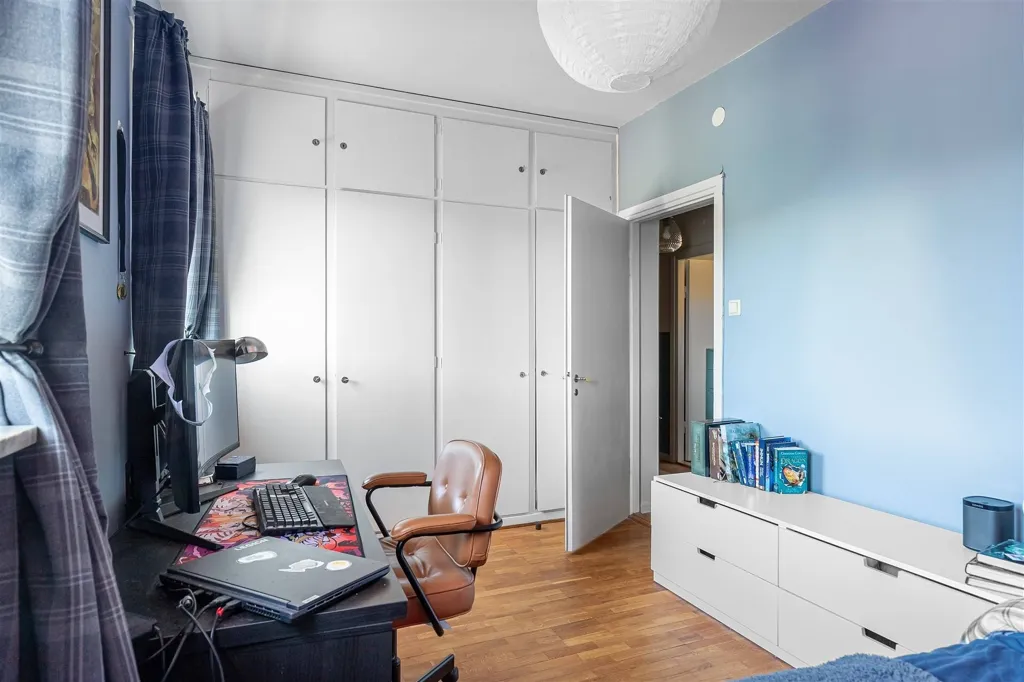 Magamistoad - Charming 2nd Floor Flat with South-Facing Balcony in Uppsala