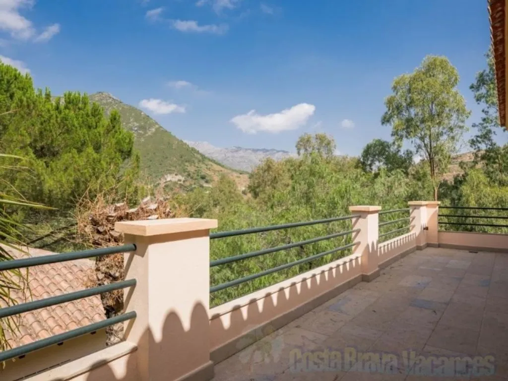 Terrass - Mediterranean Villa with Private Helipad in Ojén