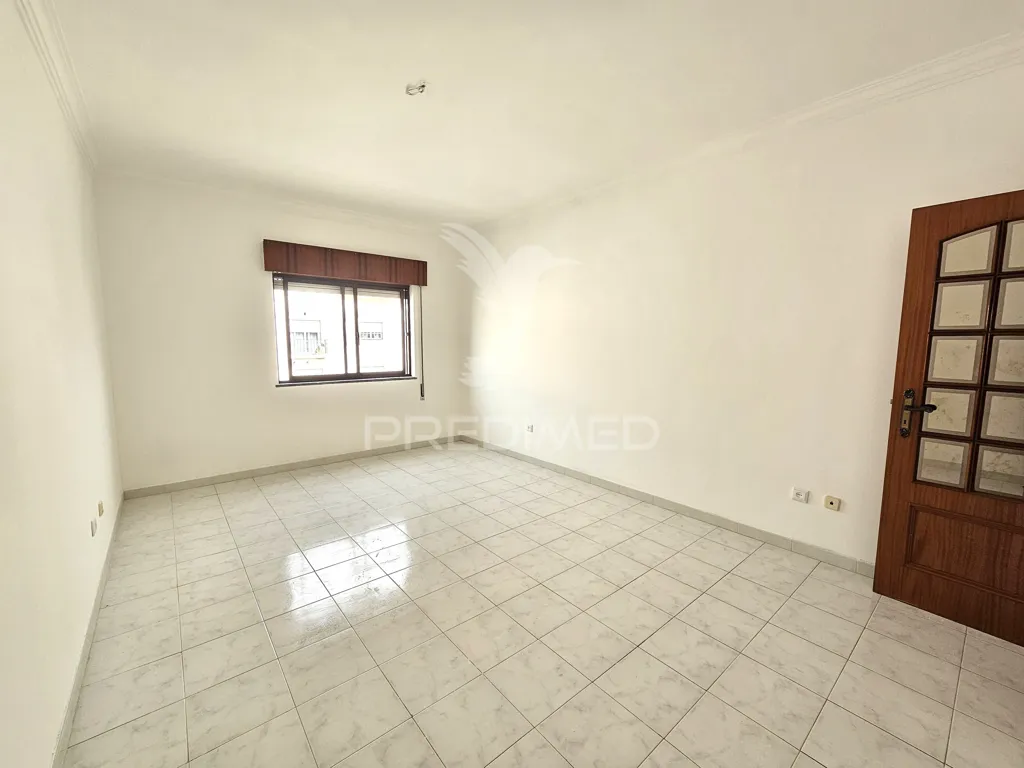 Pièces - Spacious T2 Apartment with Two Fronts in Pinhal Novo