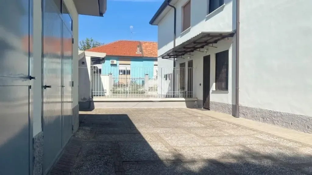 Välivaade - Bifamily Villa Portion with Balcony in Parabiago