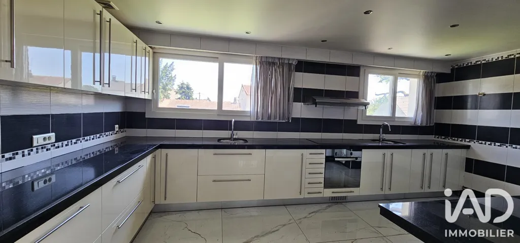 Cuisine - Villa avec Piscine et Dépendance à Les Pavillons-sous-Bois