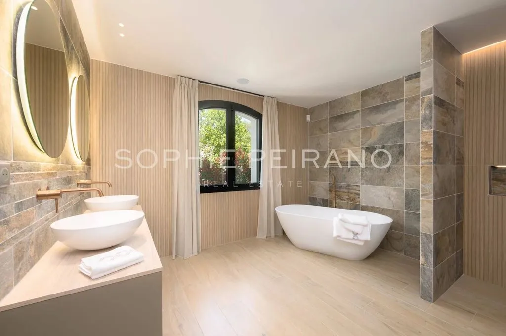 Salles de bain - Villa Contemporaine avec Piscine au Cannet