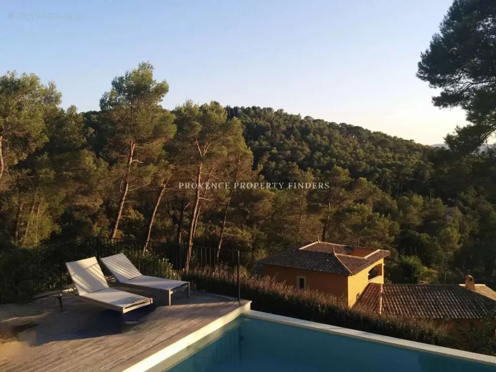 Piscine - Villa Contemporaine avec Vue Panoramique à Lorgues