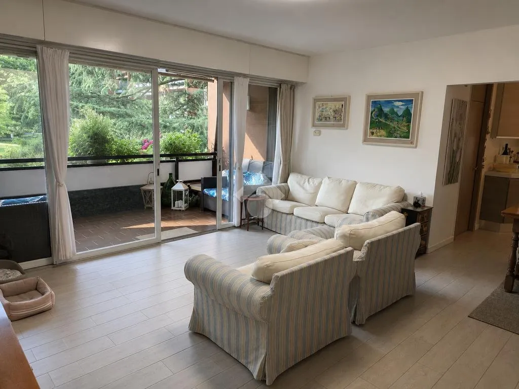 Soggiorno - Appartamento con loggia e affaccio sul verde a Basiglio