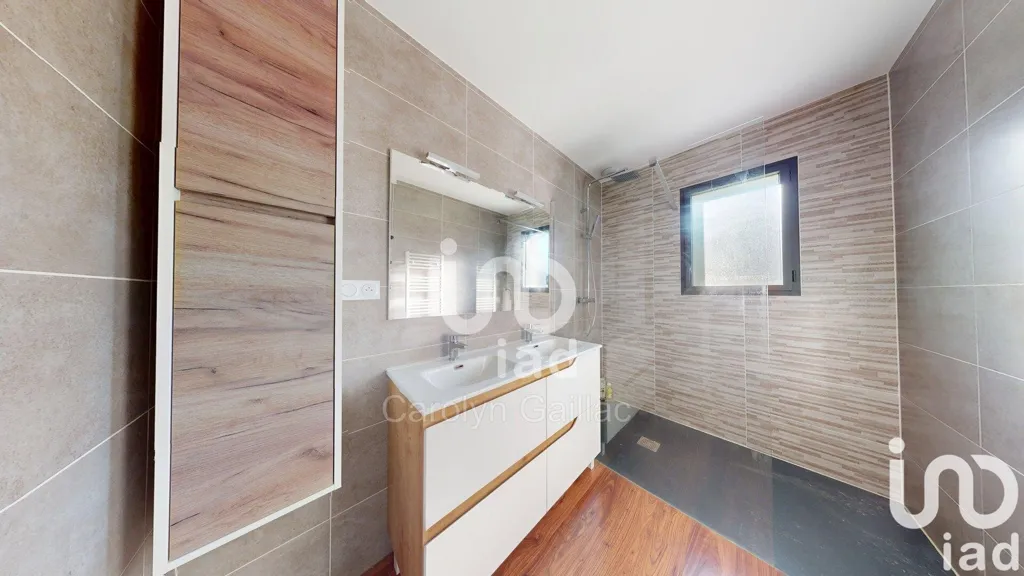 Salles de bain - Maison contemporaine avec terrasse à Saint-Étienne-de-Tulmont