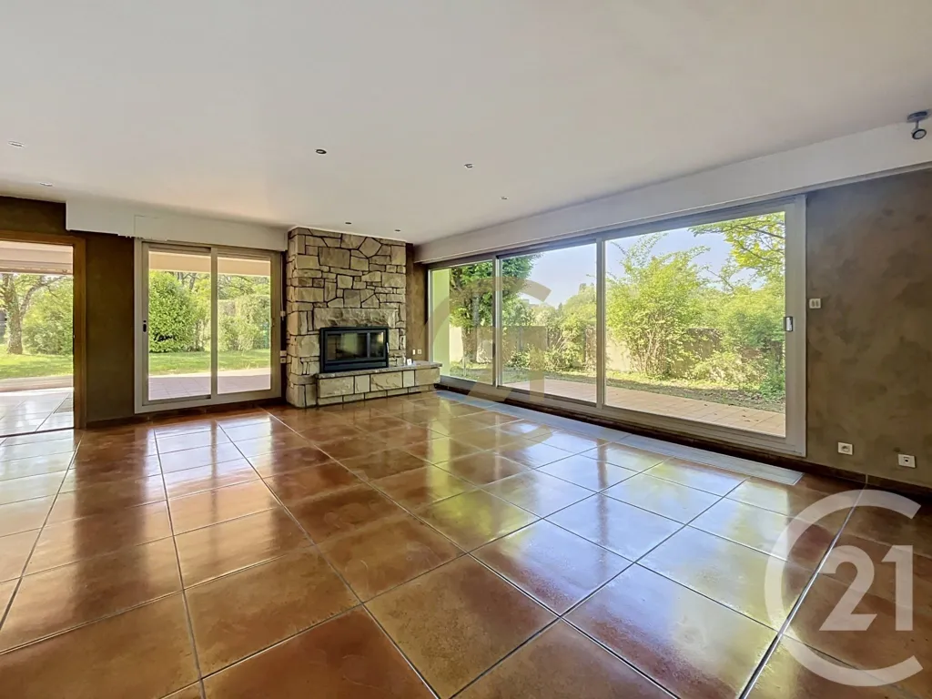 Living Room - Spacious House with Garden near Offemont