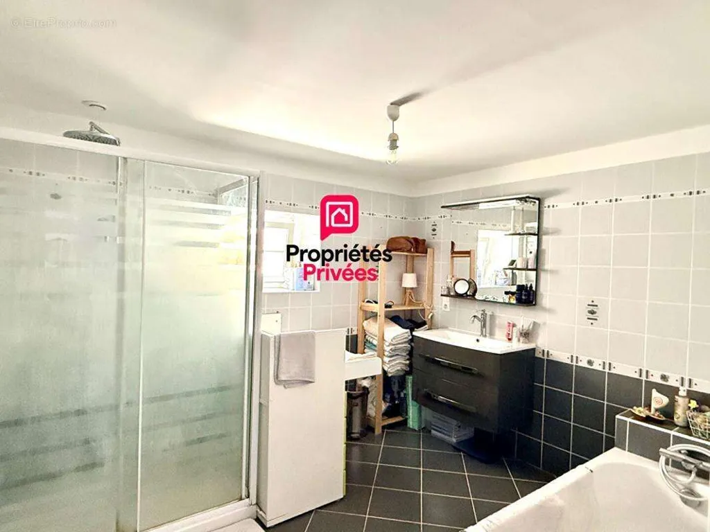 Vannitoad - City House with Open Plan Kitchen in L'Ile Bouchard