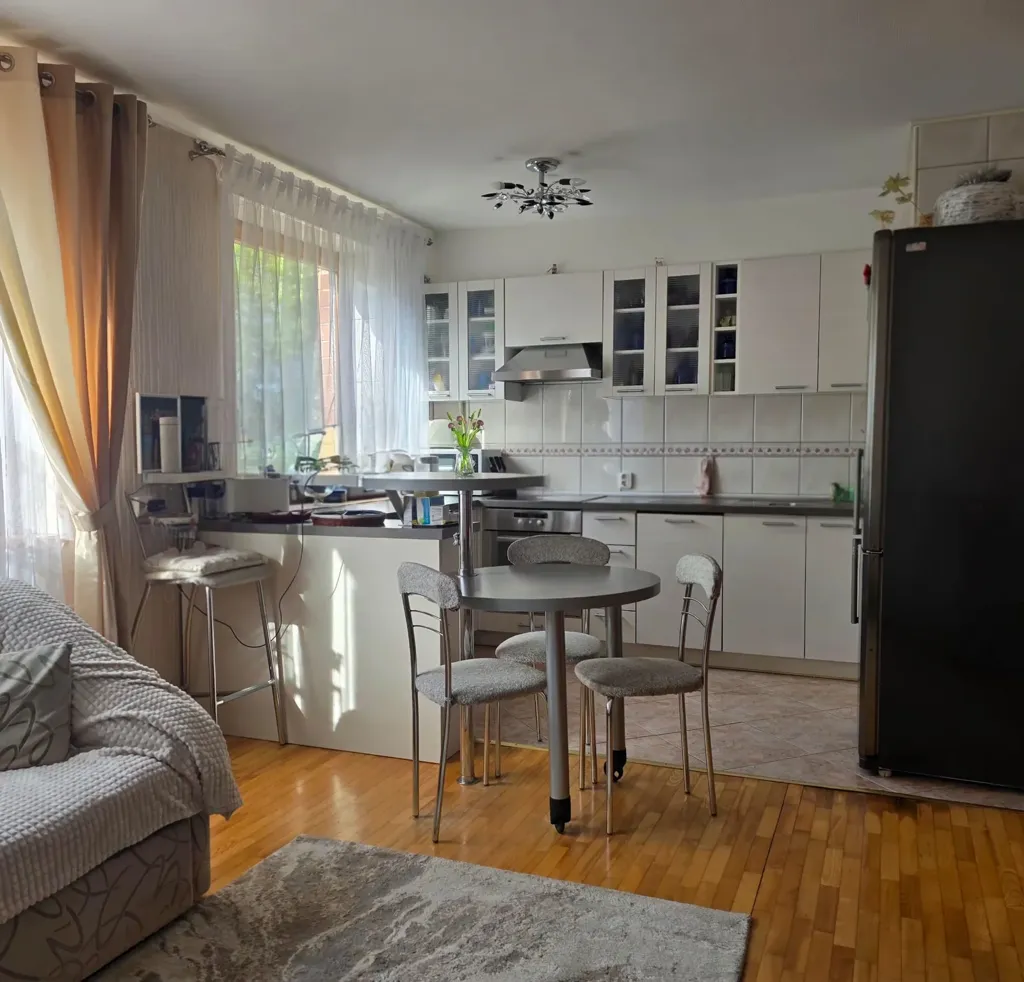 Cuisine - 4-Bedroom Apartment with Balcony in Klaipėda