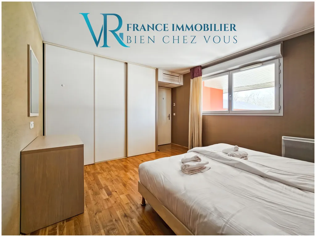 Chambres - Duplex Meublé avec Terrasse et Parking à Proximité du Lac