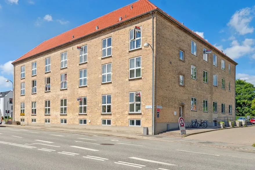 Välivaade - Warehouse Unit with High Ceiling in Søborg