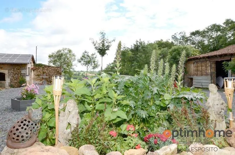 Jardin - Ferme Rénovée avec Grand Jardin à Cherves-Châtelars