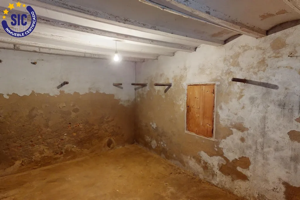 Buanderie - Three-Storey House for Restoration in Castellón Centre