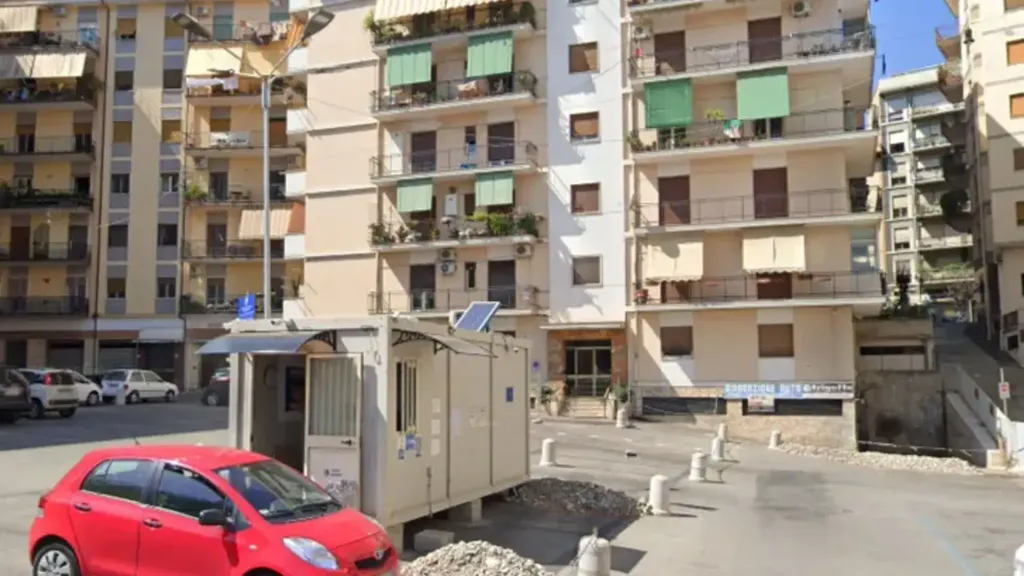 Central Trilocale for Renovation in Cosenza