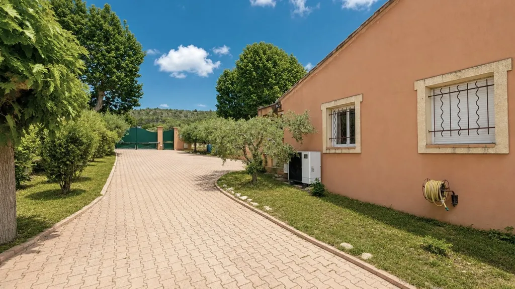 Exterior - 8-Piece House with Pool in Mérindol