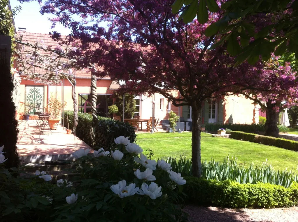 Jardin - Maison de 9 Pièces avec Piscine à Premilhat