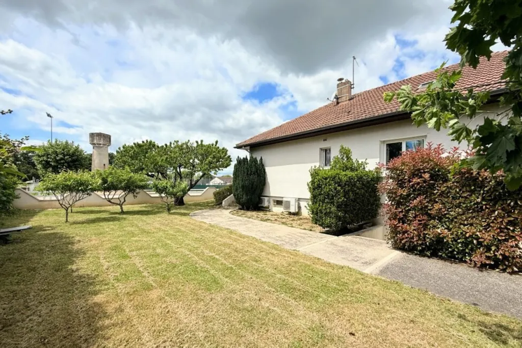 Aed - Charming Villa with Castle View in Pierre-de-Bresse