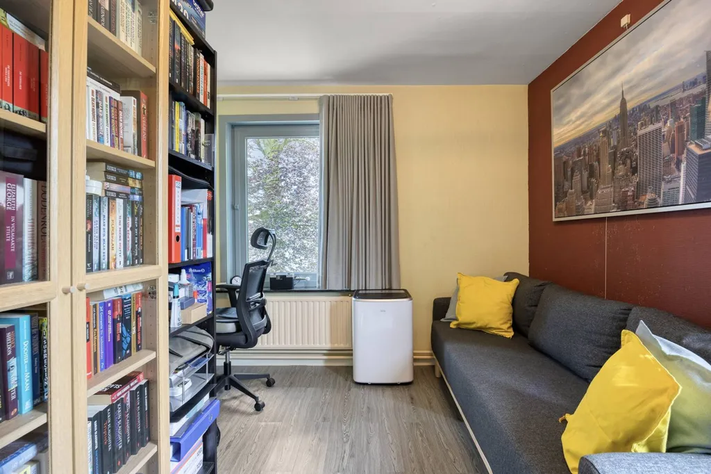 Kabinet - 3-Bedroom House with Terrace in Eeklo Centre