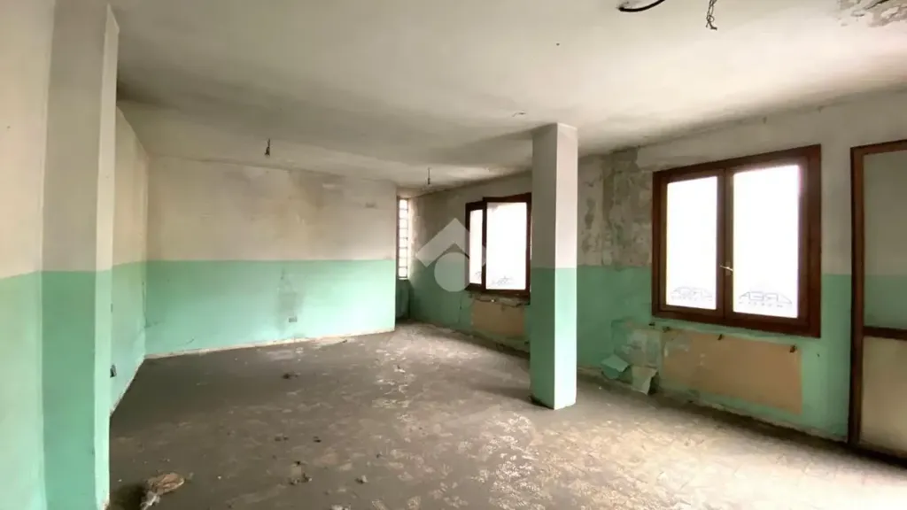 Pièces - Rustic Property with Balcony in Costa Volpino