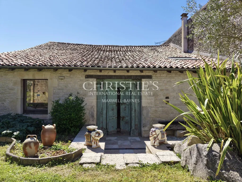 Giardino - Historic Manor with Courtyard in Tusson, Charente