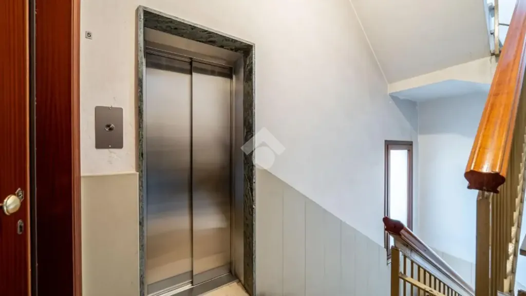 Entrée - Signorile Flat with Ascender in Modena's Historic Centre