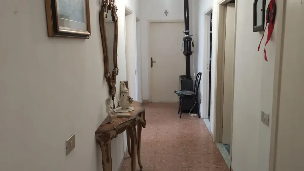 Esik - Central Apartment with Terrace in Empoli