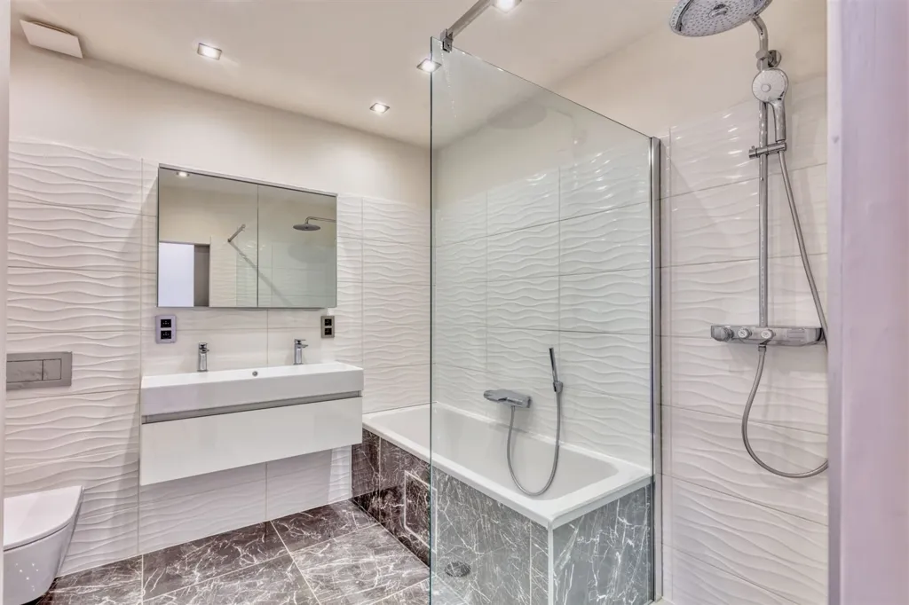 Bathrooms - New Flat with Terrace in City Centre