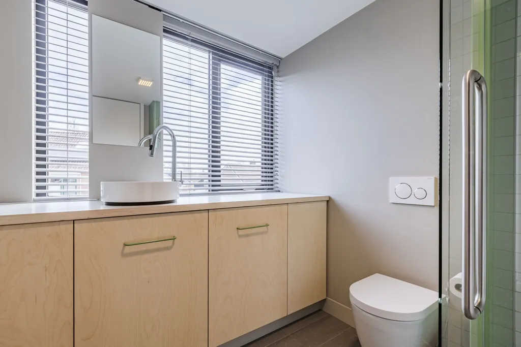 Salles de bain - Modern Tussenwoning with Water View in IJssel