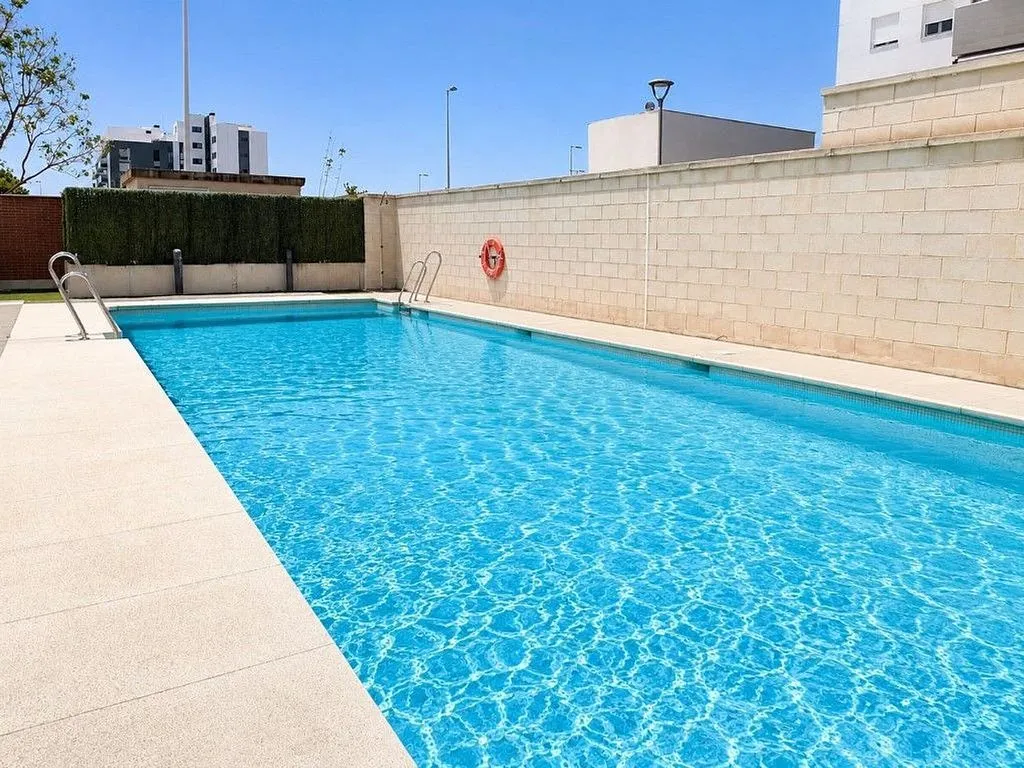 Piscine - Semi-New Apartment with Pool in Poniente-Norte