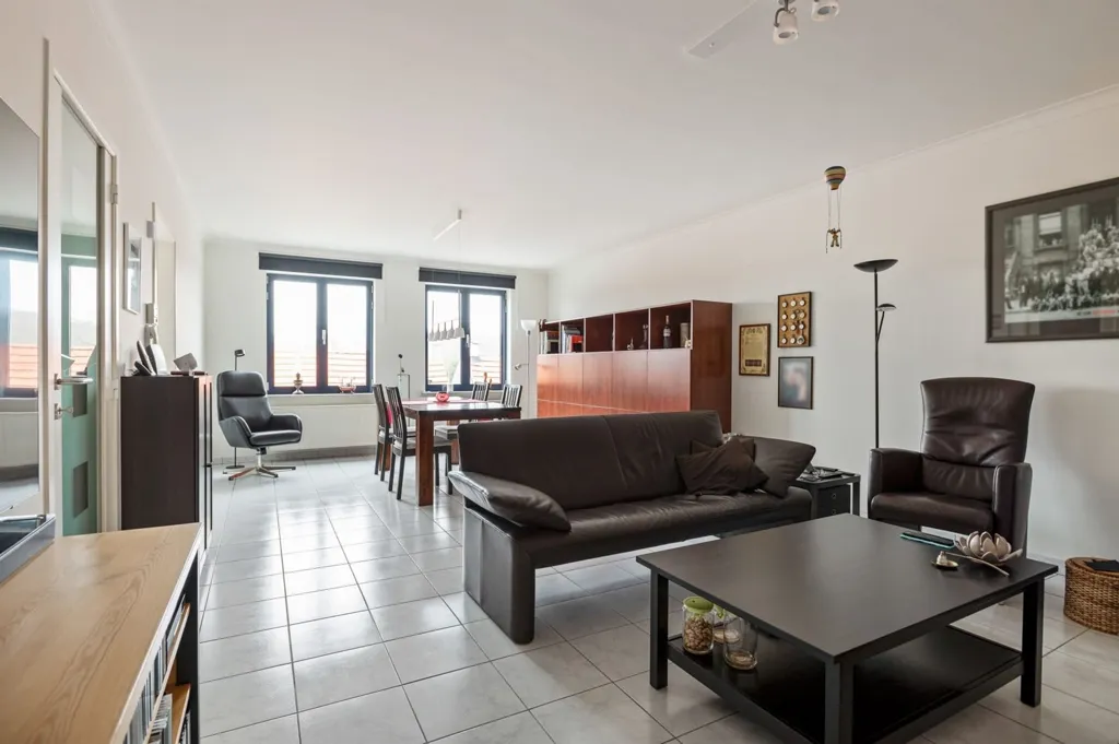Séjour - Appartement Rénové avec Garage à Kapellen
