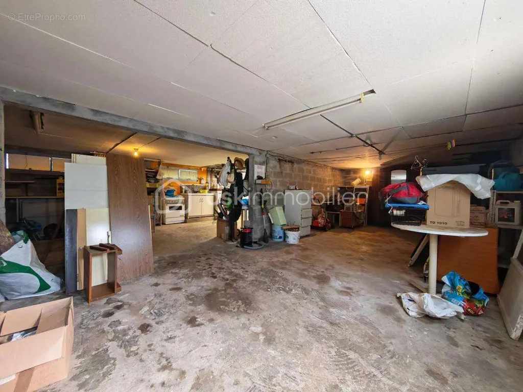 Garaaž - Ground Floor House with Forest Proximity in Poligny