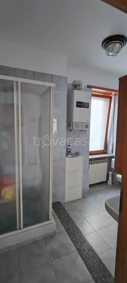 Salles de bain - Two-Unit Apartment with Balcony in Susa