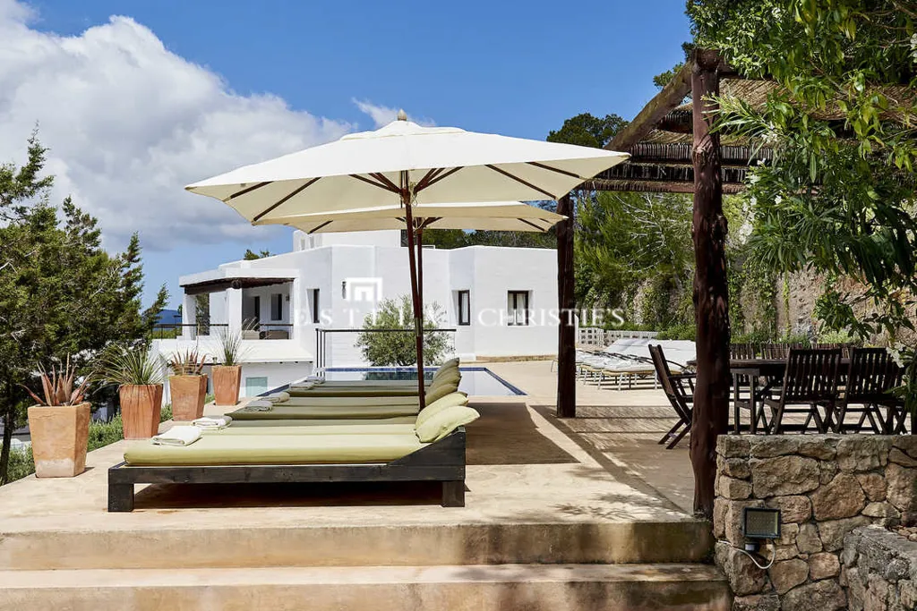 Piscine - Contemporary Villa with Pool in Es Cubells